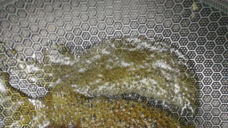 小朋友最爱的零食之：牛奶布丁,白糖放入锅里，小火熬制成金黄色