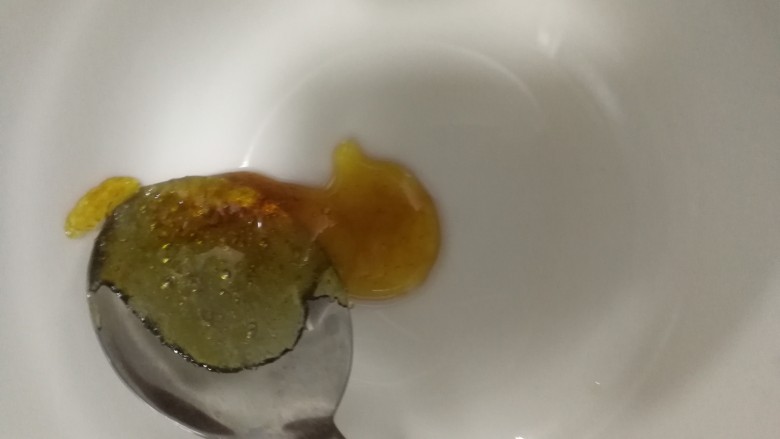 小朋友最爱的零食之：牛奶布丁,熬制好放入碗低