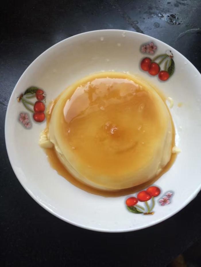 小朋友最爱的零食之：牛奶布丁,拿出来后，慢慢把碗倒置于盘中，就可以了。