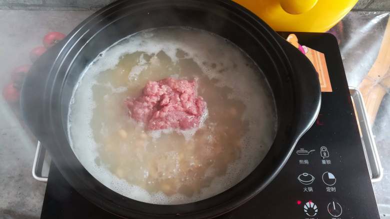 全州红油米粉(清淡口味),加入剁碎的肉泥,搅拌几分钟,让肉不粘连在一起