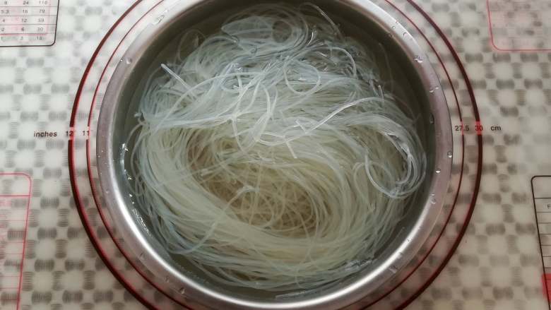 全州红油米粉(清淡口味),米粉用热水泡涨