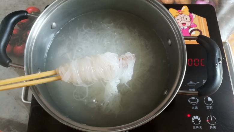 全州红油米粉(清淡口味),用筷子挑起米粉是软的就可以关火了