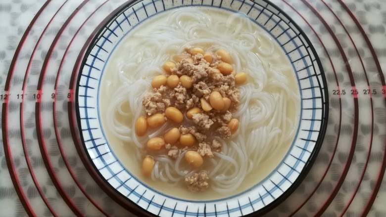 全州红油米粉(清淡口味),大碗装上适量的米粉,舀上黄豆瘦肉汤