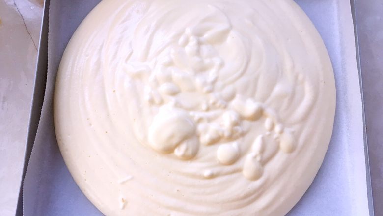 海苔肉松蛋糕卷,金盘铺油纸,将翻拌均匀的面糊抬高20厘米倒入模具