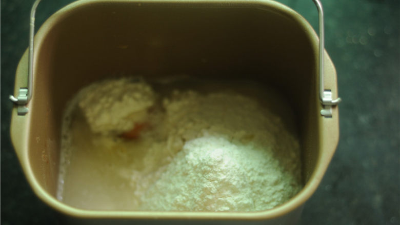 红豆栗子千层包,所有的食材准备好,将中种面团里所有的食材放入面包桶,设置两个揉面程序,20分钟后将面团揉好,