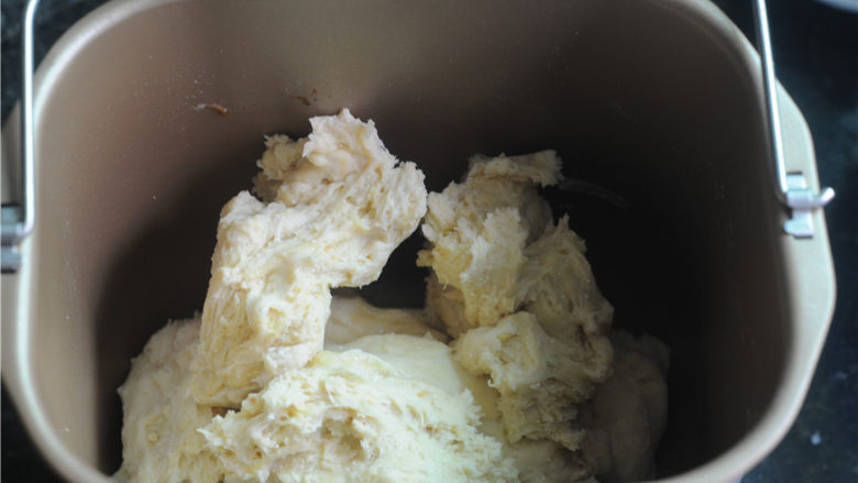 红豆栗子千层包,将发酵好的面团取出,撕碎放入面包桶