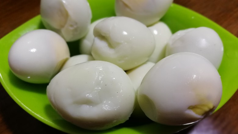 油条豆乳抱蛋,将鹌鹑蛋的皮剥掉,备用。