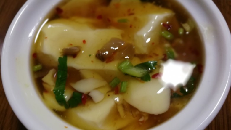 油条豆乳抱蛋,这是买油条时顺便买的豆腐脑。盛一小碗,搭配在旁边吃。