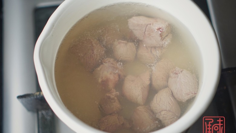一份双人餐,日式咖喱鸡排饭、日式番茄牛腩饭,牛肉焯水后并煮熟。
