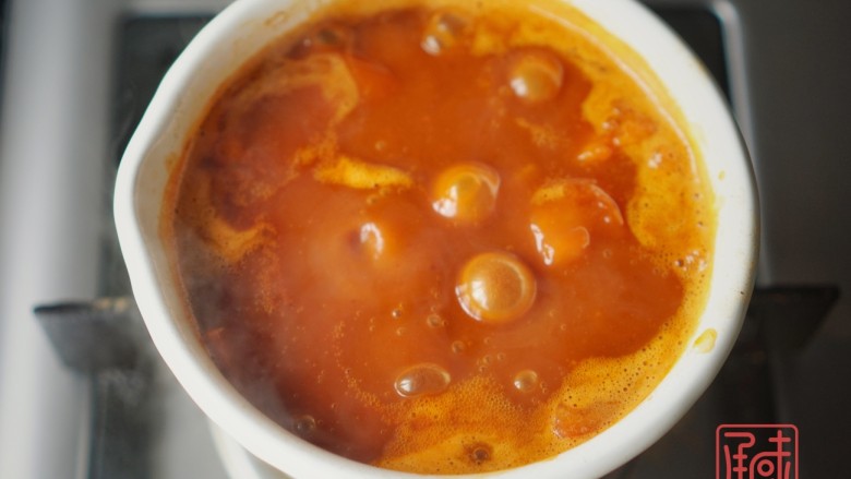 一份双人餐,日式咖喱鸡排饭、日式番茄牛腩饭,再放入我们神奇的汤汁料。
