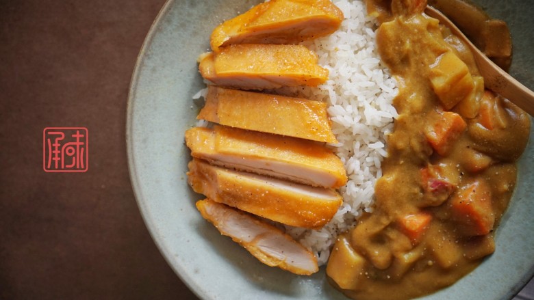 一份双人餐,日式咖喱鸡排饭、日式番茄牛腩饭,按照上边同样的办法,胡萝卜、土豆、洋葱,搭配咖喱的神奇酱料。一样也就做好了,超快的是吧!
日式鸡排咖喱饭。