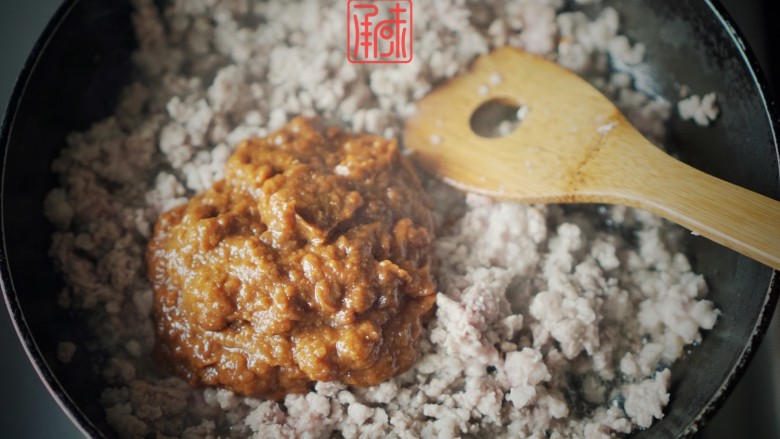 东北炸酱面, 酱的比例和肉的整体比例是1:1,酱料的搭配分别是豆瓣酱和东北大酱,4:1的比例,如果你很喜欢东北大酱的味道可以多加一些。