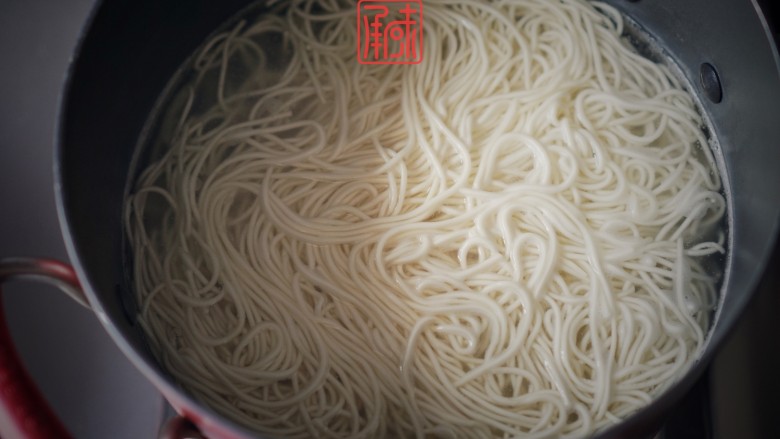 东北炸酱面,将面煮好,8成熟就好,然后倒掉水,加入凉的纯净水中,再倒掉水,再加一次纯净水。面条的部分就做好了。