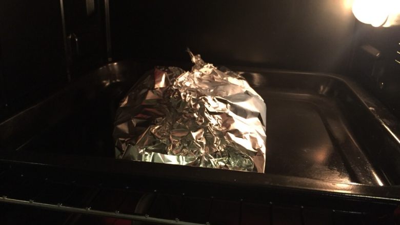 烤羊排,烤箱预热200度烤制20分钟-30分钟,羊排用锡纸包裹好