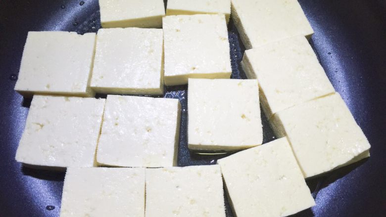锅塌豆腐,平底锅内放油烧热,放入豆腐煎一下
