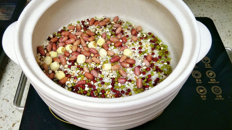 腊八粥,放入砂锅或者其他锅具都可以