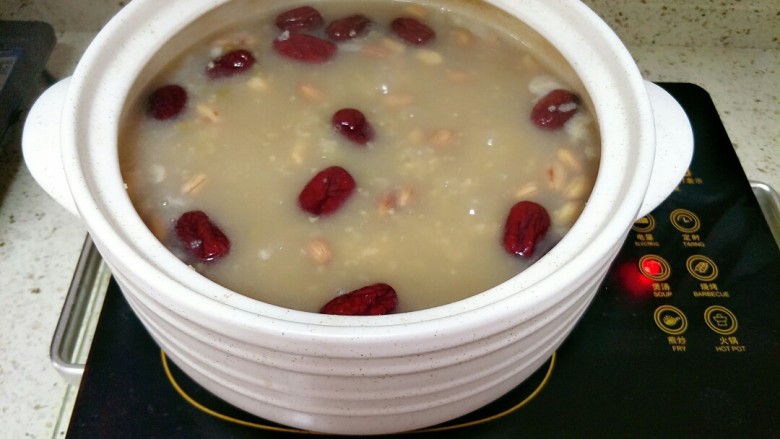 腊八粥,煮到粥浓稠，食材都熟的时候，盖上盖子焖一会，能让豆类更软烂