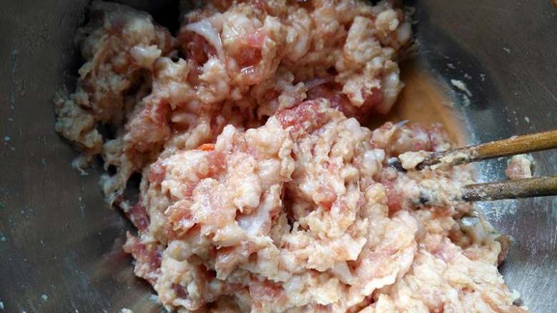 萝卜丝饼,搅拌均匀,分次加入适量萝卜水