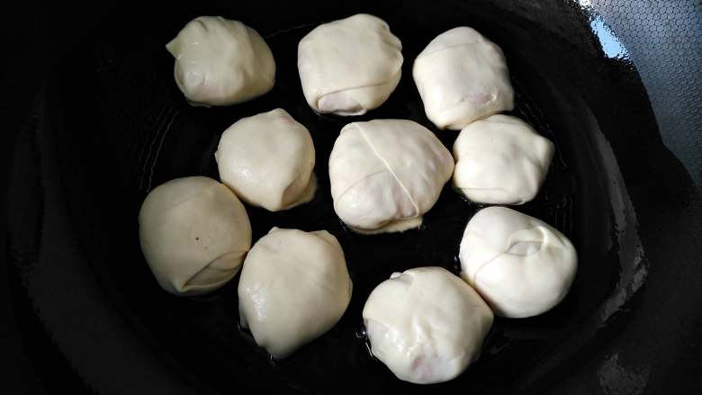 萝卜丝饼,油微热时,摆入饼,小火煎