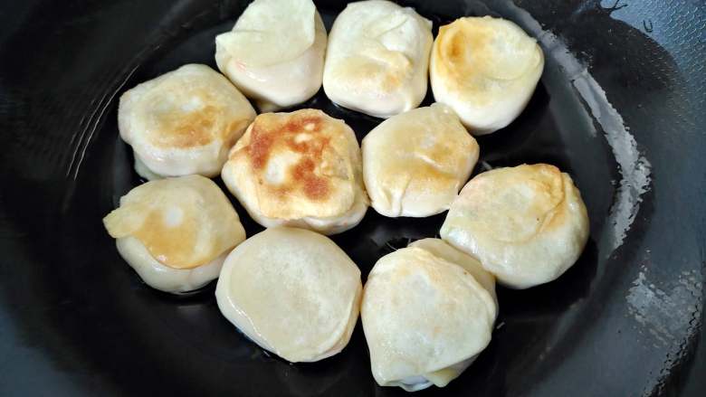 萝卜丝饼,上色后翻面,两面都煎金黄,即可出锅,趁热享用