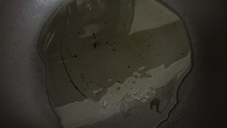 客家酿豆腐,锅里倒入食用油,煮至7分热
