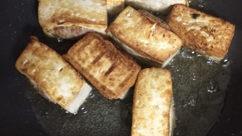客家酿豆腐,另外一侧煎好了,现在煎另外一侧