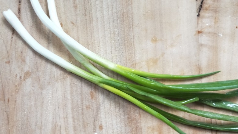 “妈妈牌”粉蒸肉土豆,此时准备小香葱,洗净,切葱花备用。