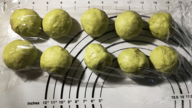 一次发酵的抹茶奶酪包,将面团等分成10份,每份大约58g左右,松弛10分钟。