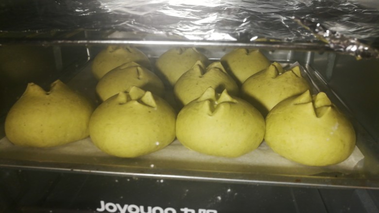 一次发酵的抹茶奶酪包,及时加盖锡纸,防止上色过深!