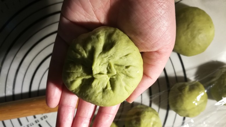 一次发酵的抹茶奶酪包,捏严口,捏紧,不然烤的时候会漏出来的。