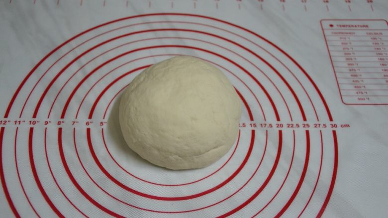 刺猬红豆包,移置案板上揉搓出气