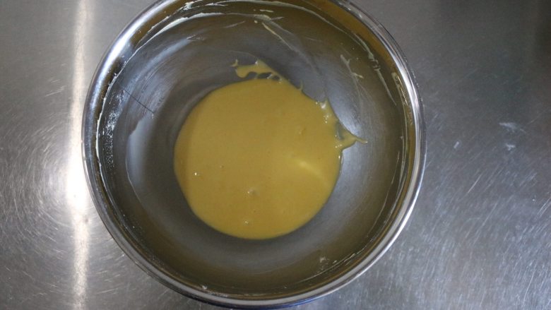 6寸戚风蛋糕,切拌均匀,盖上保鲜膜备用;