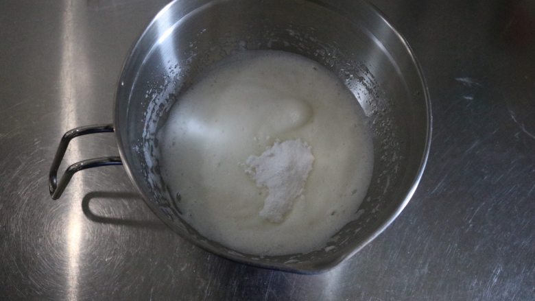 6寸戚风蛋糕,继续高速打发,至蛋白体积变大,无大气泡时,加入第二次糖粉;