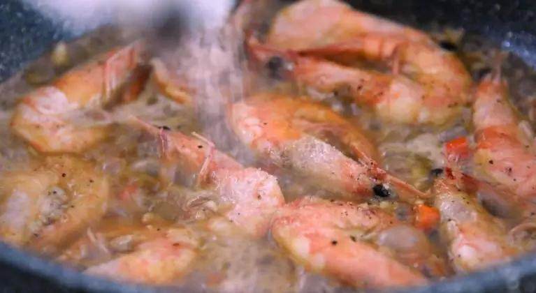 今天教大家一个好吃又营养的啤酒虾...,再撒入黑胡椒、盐,大火收汁