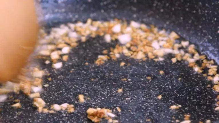 今天教大家一个好吃又营养的啤酒虾...,热锅凉油,炒香蒜末