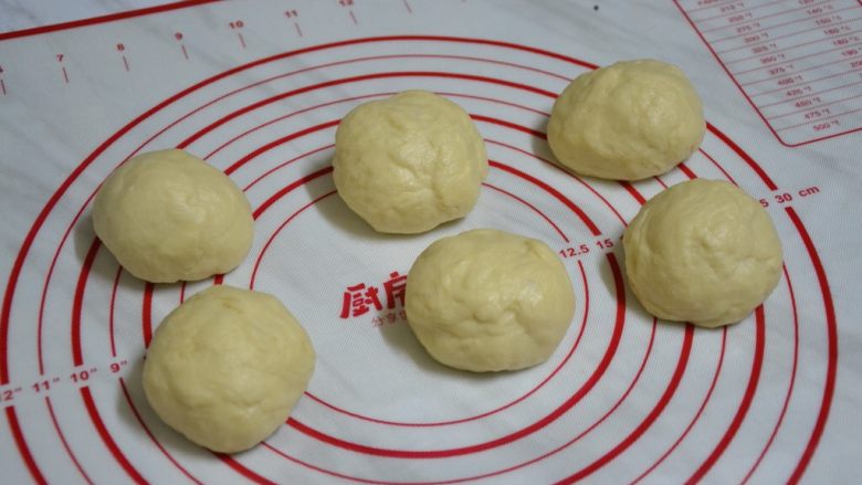 肉松包,分成六个同等大小的面团,松弛20分钟
