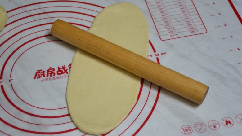 肉松包,取一个面团,擀成长舌状