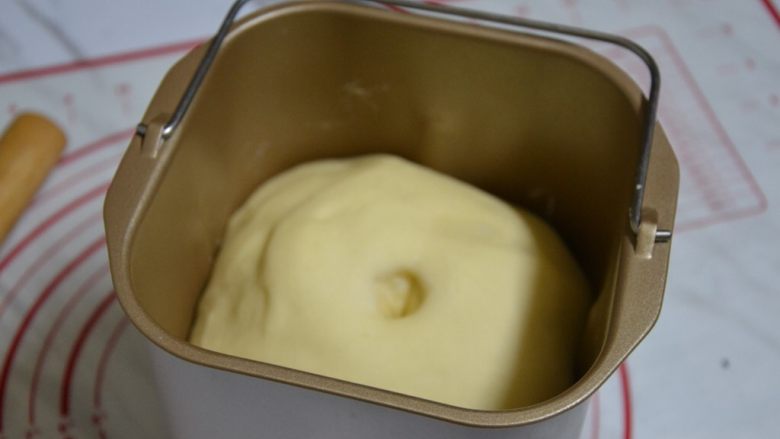 肉松包,发酵至两倍大,手指按压不会回缩即可