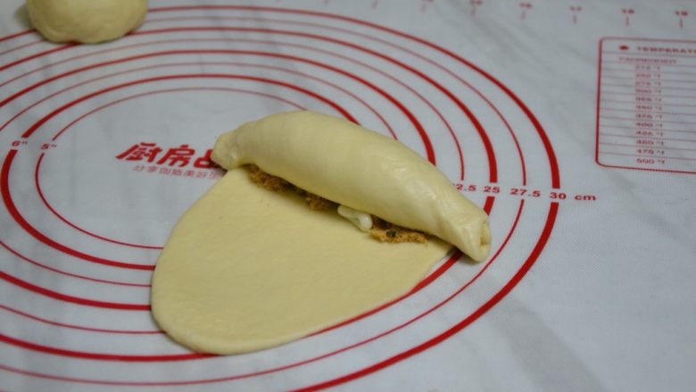 肉松包,轻轻卷起,捏紧两边,慢慢收拢
