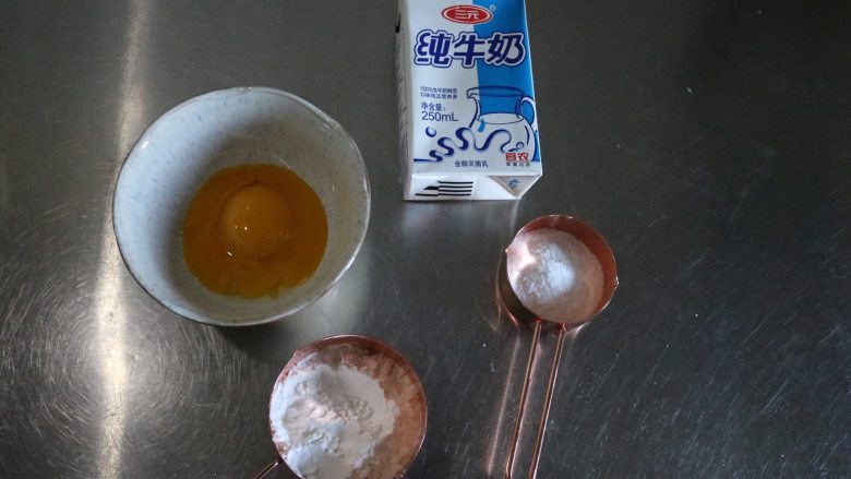 爆浆海盐奶盖蛋糕,准备做卡仕达酱,食材称重备用;