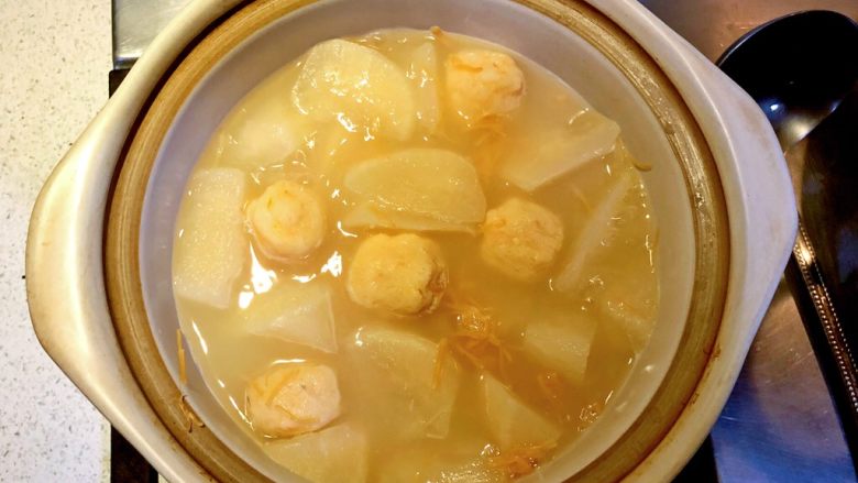 瑶柱虾丸萝卜汤,待虾丸(或猪肉丸、鱼丸、牛肉丸等)煮熟浮起,下盐调味。关火。