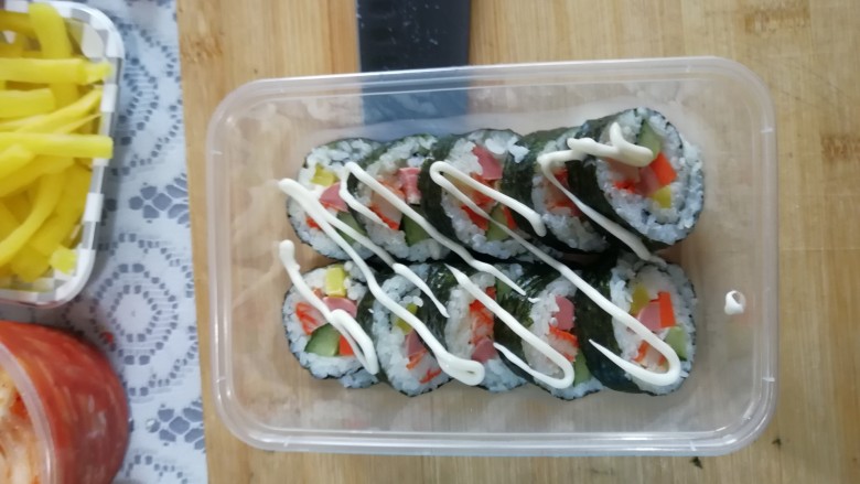快手寿司,切块,摆盘,挤上沙拉酱。