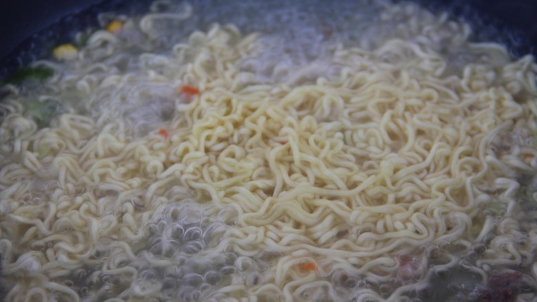 鸡肉炒方便面,煮熟,不要煮太老