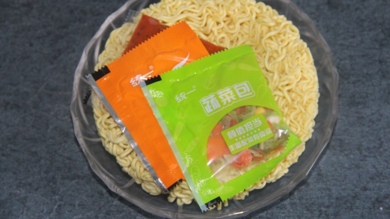 鸡肉炒方便面,准备一包方便面,任意牌子即可