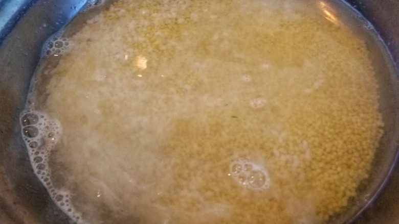 东北腊八粥,把黄米和糯米用水泡上一个小时。