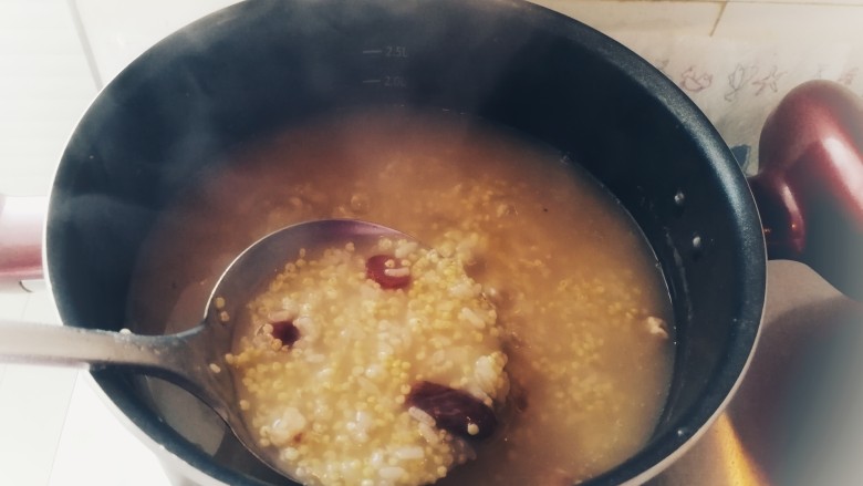 东北腊八粥,中间要勤看看锅，如果水少就加开水。煮半个小时后关火焖10分钟。（不要开锅盖）