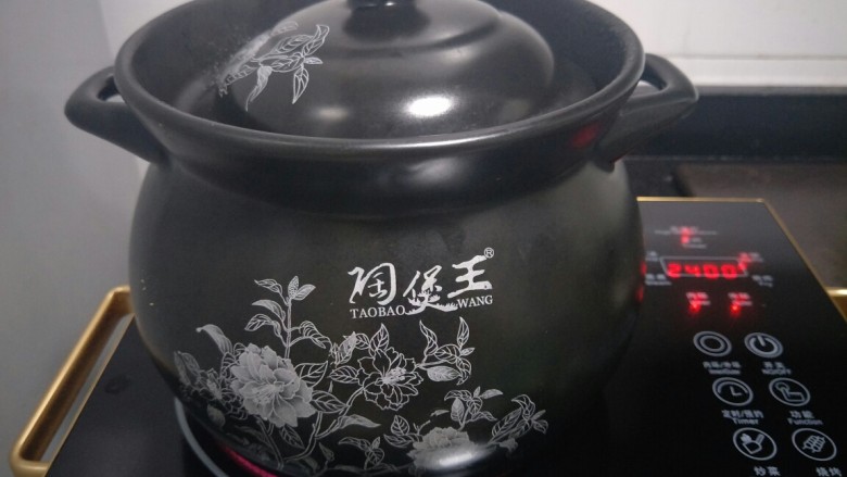 砂锅麻辣烫,砂锅放满水,煮开