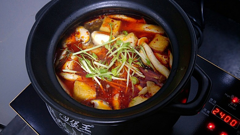 砂锅麻辣烫,哇。一锅辣辣的麻辣烫就好了,喜欢酸的也可以加点陈醋!