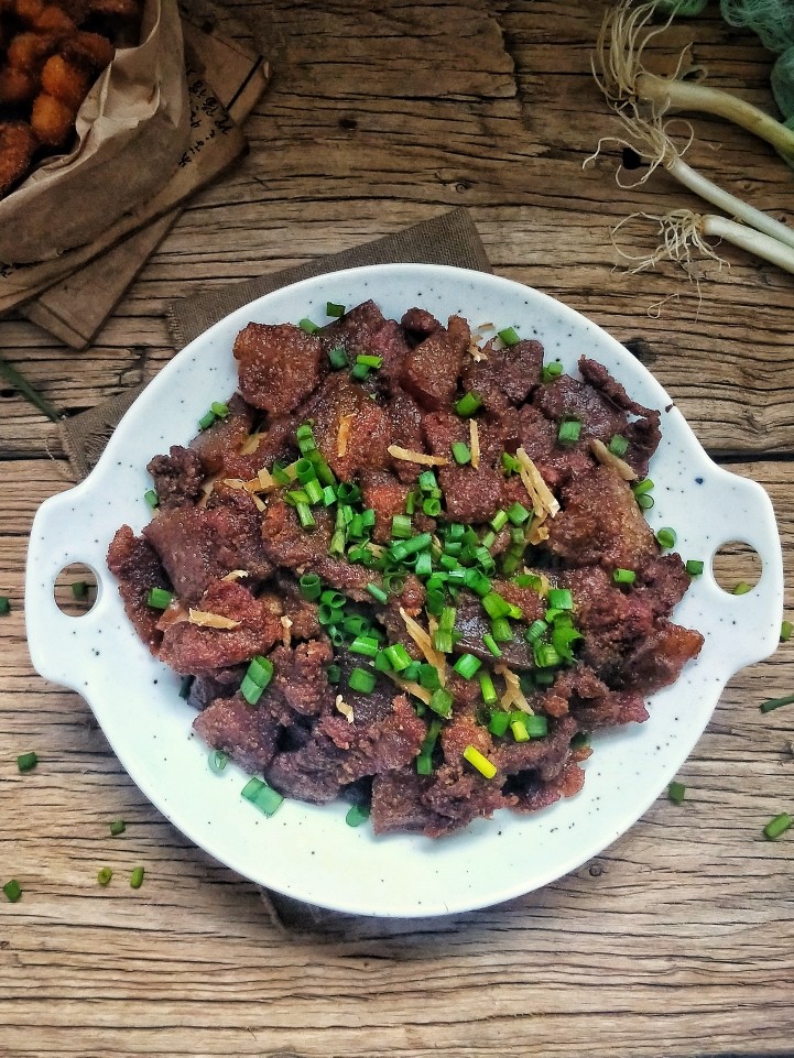“妈妈牌”粉蒸肉土豆,1.5小时以后,从蒸锅中端出,撒葱花。
