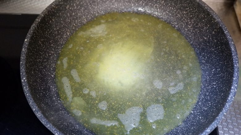 圣诞花环沙拉盘,将蛋液倒入锅中,要少量哦。保证蛋饼是薄薄的。